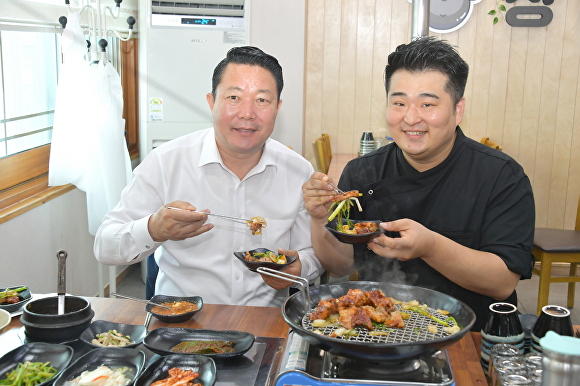 최영일 순창군수가 전북 향토음식으로 지정된 순창고추장불고기를 시식하고 있다. [사진=순창군 ]