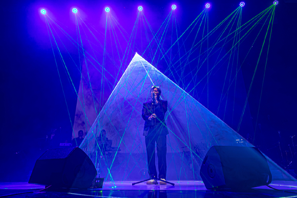 조관우가 9일 서울 연세대학교 백주년기념관 콘서트홀에서 열린 단독콘서트 ‘2025 조관우 MUSIC_겨울이야기’[부제: You are the reason for my life]에서 무대를 선보이고 있다. [사진=윤스토리엔터테인먼트]