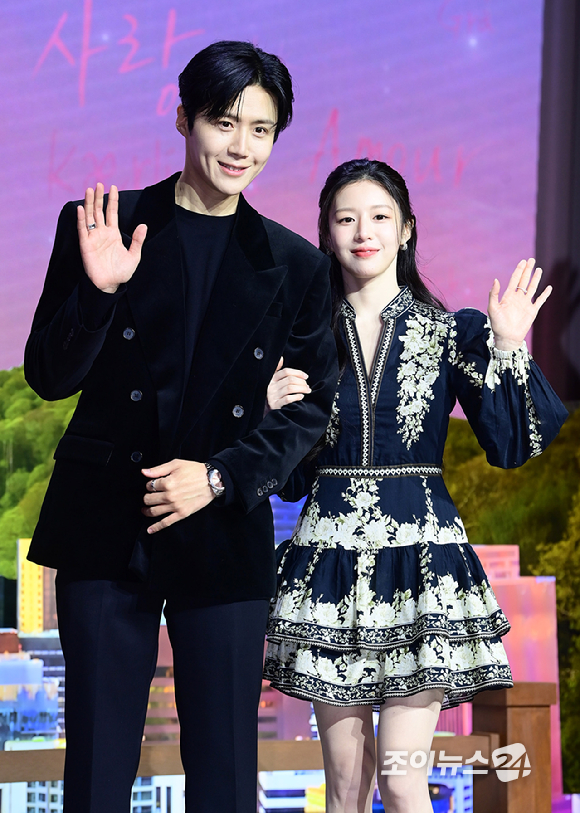 배우 김선호와 고윤정이 13일 오전 서울 강남구 조선팰리스 서울강남에서 열린 넷플릭스 시리즈 '이 사랑 통역 되나요?' 제작발표회에 참석하고 있다. [사진=정소희 기자]