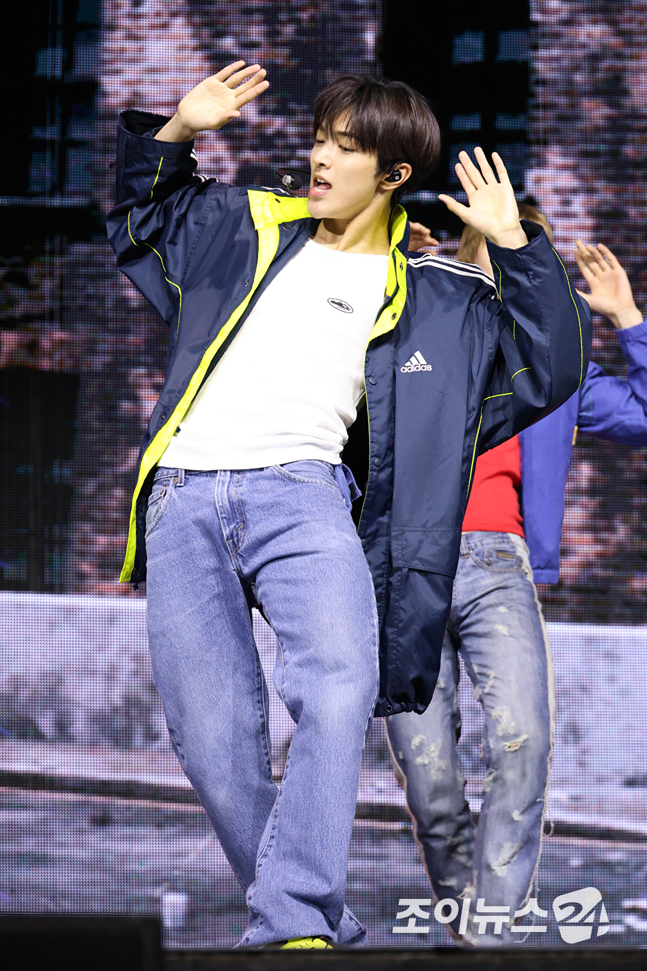 그룹 코르티스 건호가 20일 오후 서울 광진구 광장동 예스24라이브홀에서 열린 미니 2집 '그린그린(GREENGREEN)' 발매 기념 쇼케이스에 참석해 열띤 무대를 펼치고 있다. [사진=문수지 기자]