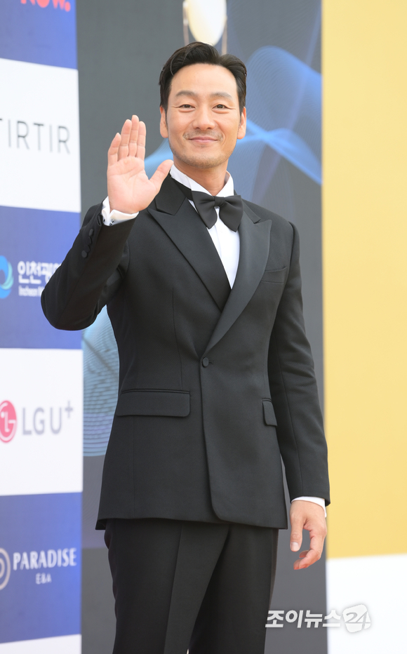 배우 박해수가 19일 인천광역시 중구 파라다이스시티에서 열린 '제1회 청룡시리즈어워즈' 시상식에 참석해 레드카펫을 밟고 있다. [사진=정소희 기자]