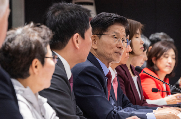 국민의힘 김문수 대선후보가 22일 서울 용산구 대한의사협회를 방문해 김택우 의사협회장을 비롯한 회장단과 가진 간담회에서 의정갈등 해소에 대한 입장을 설명하고 있다. [사진=연합뉴스]