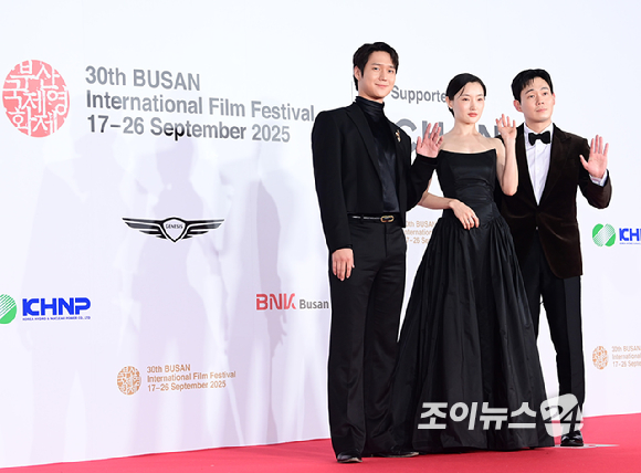 배우 고경표가 17일 오후 부산광역시 해운대구 영화의 전당에서 열린 제30회 부산국제영화제 개막식 레드카펫 행사에 참석하고 있다. [사진=정소희 기자]