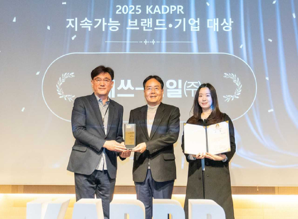 2025 대한민국 지속가능브랜드 대상 기념사진을 촬영 중인 이영호 에쓰오일 영업전략부문장(가운데)과 한광석 한국광고홍보학회장(왼쪽 첫번째) [사진=에쓰오일]
