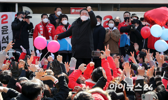 윤석열 국민의힘 대선 후보가 17일 오후 경기도 성남시 야탑역 앞에서 열린 '부패 없는 성남! 공정한 대한민국!' 거리 유세에서 지지자들의 환호에 답하고 있다. [사진=국회사진취재단]