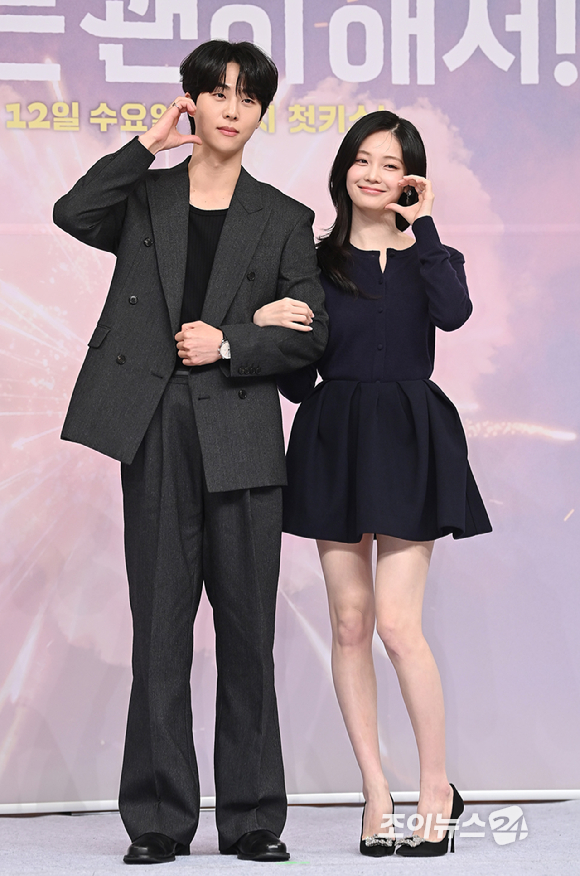 배우 김무준, 안은진, 장기용, 우다비가 5일 오후 서울 목동 SBS에서 열린 '키스는 괜히 해서!' 제작발표회에서 포토타임을 갖고 있다. [사진=곽영래 기자]