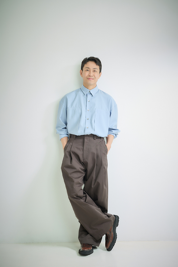 배우 오정세가 영화 '거미집'(감독 김지운) 인터뷰에 앞서 포즈를 취하고 있다. [사진=바른손이앤에이]