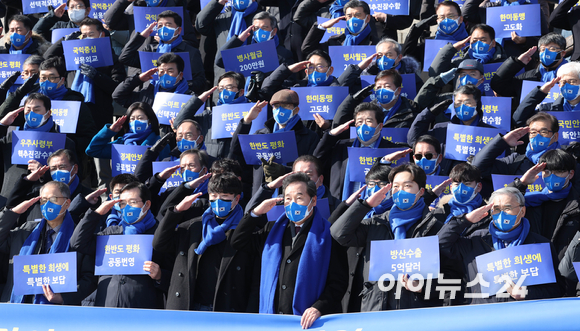 17일 오후 서울 여의도 국회 본청 앞에서 안보전문가ㆍ국방지킴이 3,000인 이재명 더불어민주당 대선 후보 지지선언이 열린 가운데 이낙연 총괄선대위원장이 참석자들과 거수경례를 하고 있다. [사진=국회사진취재단]