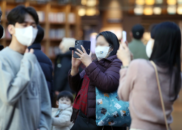 서울의 한 쇼핑몰에서 시민들이 마스크를 착용하고 있다. [사진=뉴시스]
