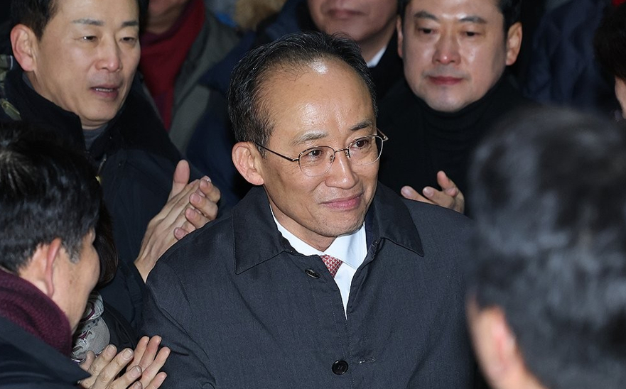 12·3 비상계엄 당시 의원들의 계엄 해제 표결 참여를 방해한 혐의를 받는 국민의힘 추경호 의원이 3일 구속영장이 기각돼 경기도 의왕 서울구치소를 나서고 있다. 2025.12.3 [사진=연합뉴스]