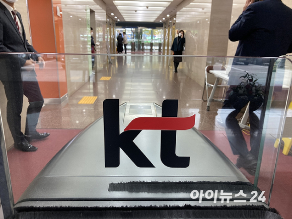 KT는 '따뜻한 기술 더하기 챌린지' 최종 성과 발표회를 서울 종로구에 위치한 KT 광화문 이스트사옥에서 가졌다.