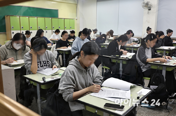 2026학년도 대학수학능력시험일인 13일 오전 서울 광진구 광남고등학교에서 수험생들이 시험 시작을 기다리고 있다. [사진=사진공동취재단]