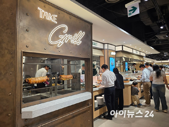 4일 서울 종로구 테이크 종각점 입구에서 고객들이 입장을 위해 대기하고 있다. [사진=구서윤 기자]