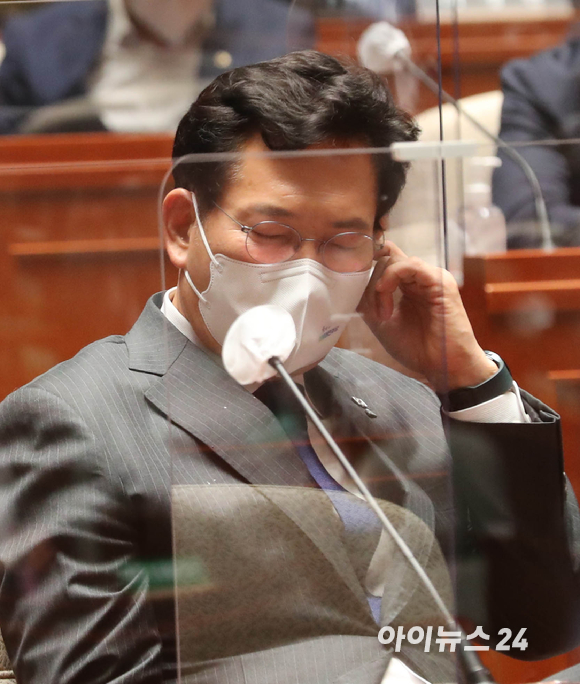송영길 더불어민주당 대표가 28일 오후 서울 여의도 국회에서 열린 의원총회에서 생각에 잠겨 있다.