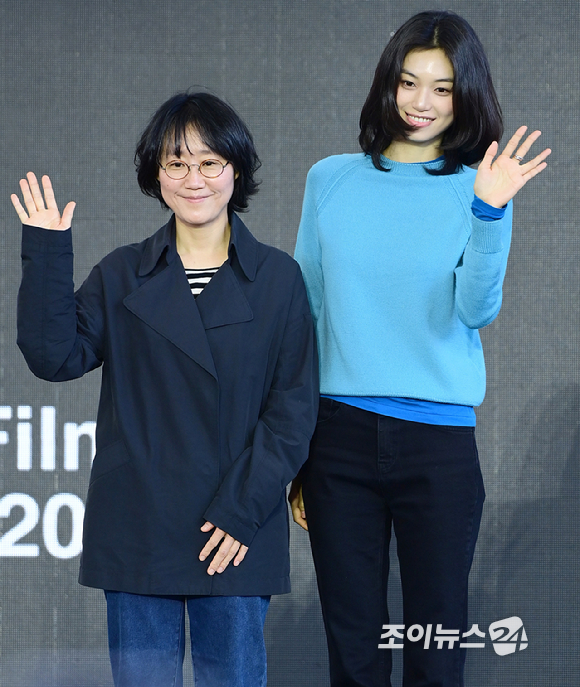 정주리 감독과 배우 김도연이 8일 부산 해운대구 영화의전당에서 열린 제31회 부산국제영화제 '도라' 야외 무대인사를 갖고 있다. [사진=정소희 기자]