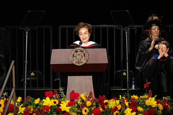 미국 서던캘리포니아대(USC) 졸업식에서 연설하고 있는 이미경 CJ그룹 부회장 [사진=CJ ENM]