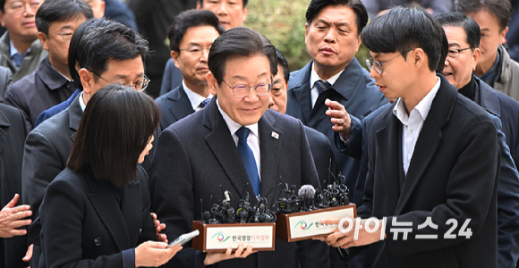 이재명 더불어민주당 대표가 25일 서울 서초구 중앙지방법원에서 열린 위증교사 혐의 사건 1심 선고공판에 출석하고 있다.[사진=사진공동취재단]