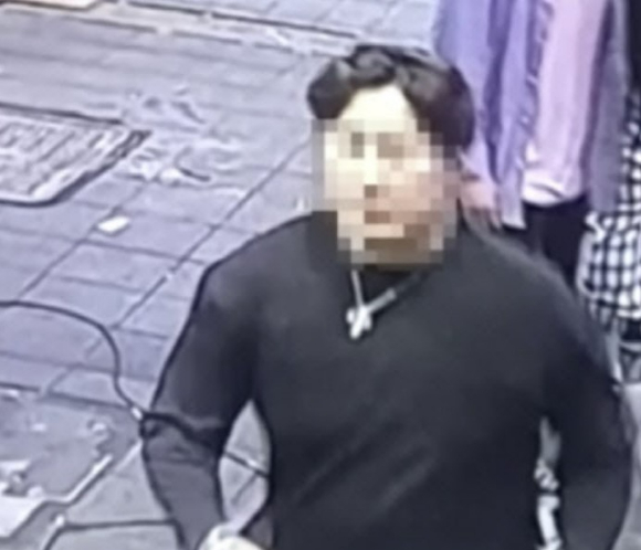 '부산 돌려차기 사건' 가해자 A씨가 지난해 5월 22일 부산진구 한 거리에서 피해자 B씨를 따라가고 있다. [사진=JTBC 방송화면 캡처]