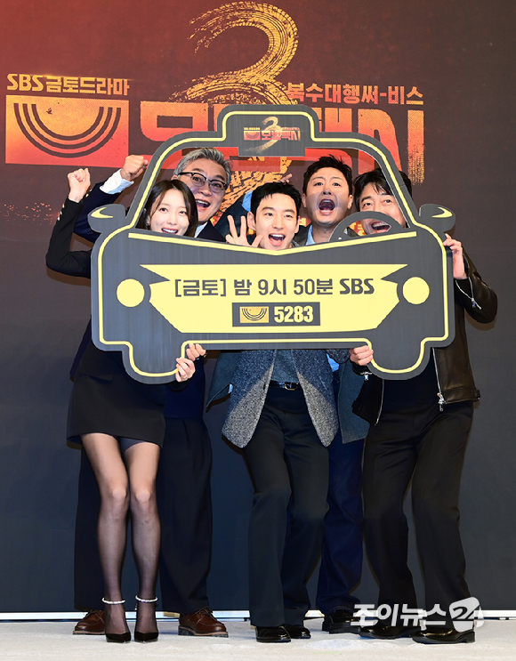 (왼쪽부터)배우 표예진-김의성-이제훈-배유람-장혁진이 18일 오후 서울 양천구 목동 SBS에서 열린 SBS 새 금토드라마 '모범택시3' 제작발표회에 참석하고 있다. [사진=정소희 기자]