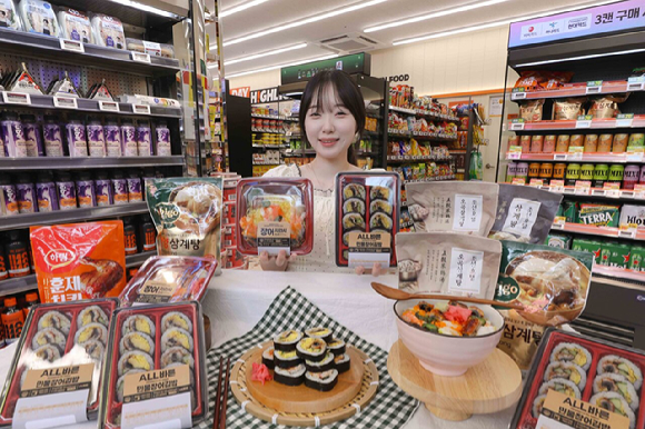 CU는 장어한마리정식, 삼계버거 등 보양식을 간편식으로 출시한다. [사진=BGF리테일]