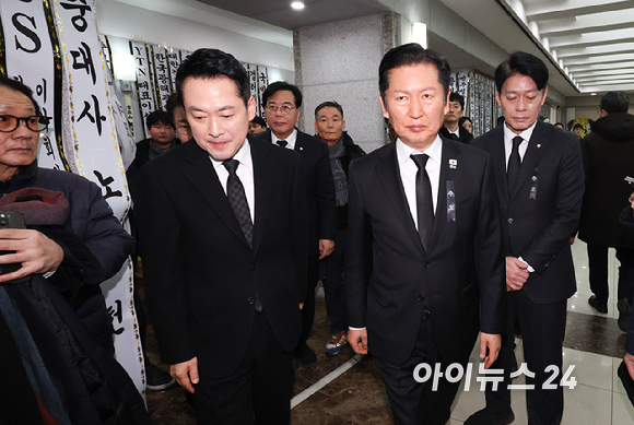 정청래 더불어민주당 대표가 30일 서울 종로구 서울대학교병원 장례식장에 마련된 고 이해찬 전 국무총리의 빈소에서 조문을 마친 장동혁 국민의힘 대표를 배웅하고 있다. [사진=사진공동취재단]