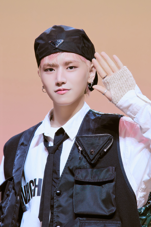 그룹 보이넥스트도어 리우가 15일 서울 광진구 예스24라이브홀에서 열린 미니 2집 'HOW?' 발매 기념 쇼케이스에서 포즈를 취하고 있다. [사진=KOZ엔터테인먼트]