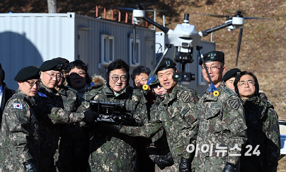 우원식 국회의장이 26일 오전 경기 양평군 옥천면 제11기동사단 108기계화 보병대대를 방문, 부대에서 운용중인 드론의 조종체험을 하고 있다. [사진=국회사진기자단]