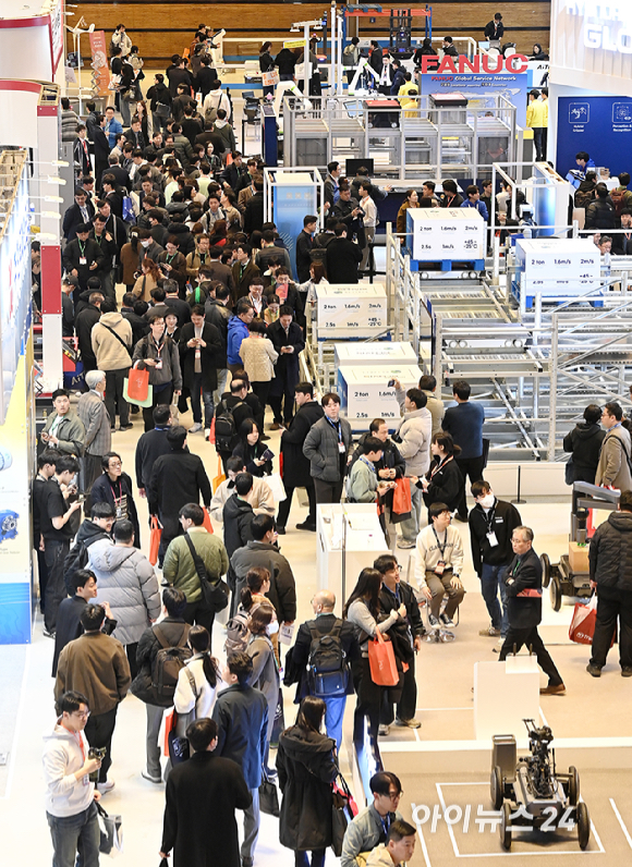 4일 오전 서울 강남구 코엑스에서 열린 2026 스마트공장&middot;자동화산업전(AW2026)에서 관람객들이 부스를 둘러보고 있다. [사진=곽영래 기자]