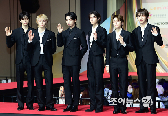 그룹 보이넥스트도어(BOYNEXTDOOR)가 25일 오후 인천광역시 중구 운서동 인스파이어 아레나에서 열린 '2025 SBS 가요대전' 레드카펫 행사에 참석하고 있다.&nbsp;