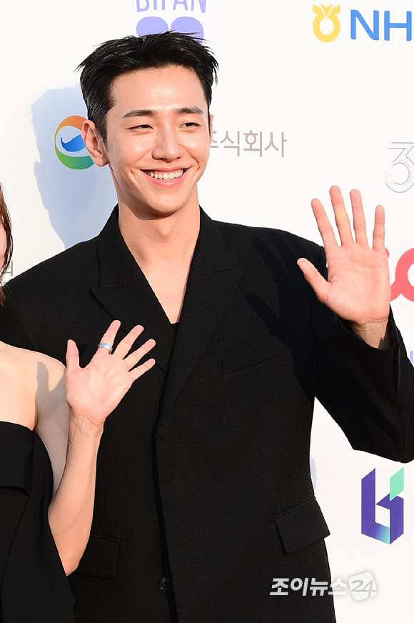 배우 남윤수가 2일 경기도 부천시 원미구 부천시청 잔디광장에서 진행된 제30회 부천국제판타스틱영화제(BIFAN) 레드카펫 행사에 참석하고 있다. [사진=정소희 기자]