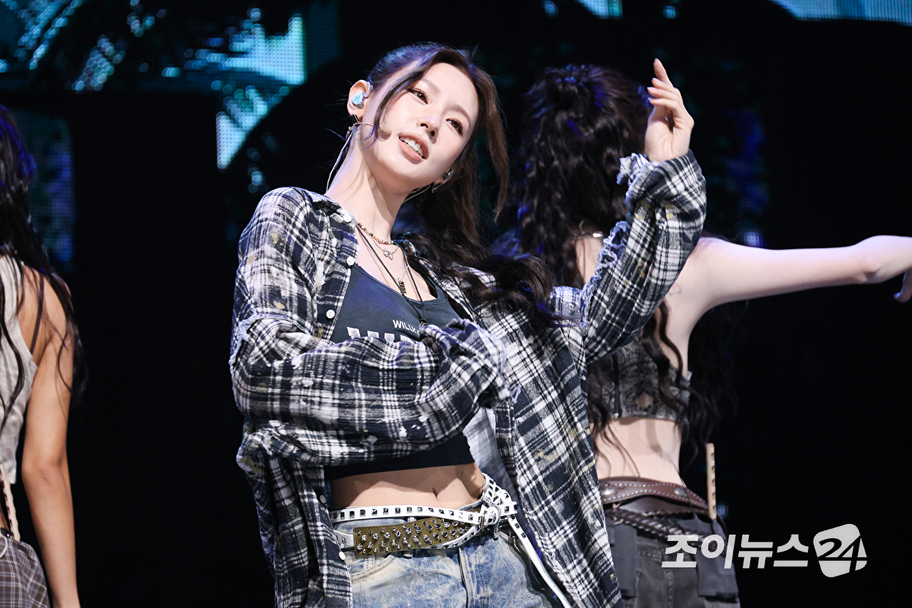 그룹 아이들 미연이 6일 오후 서울 광진구 광장동 예스24라이브홀에서 진행된 아이들(i-dle) 아홉 번째 미니 앨범 '위 메이드'(We made) 발매 기념 쇼케이스에 참석해 열띤 무대를 펼치고 있다. [사진=문수지 기자]