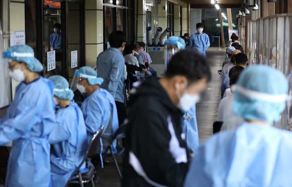 서울 송파구보건소 선별진료소를 찾은 시민들이 검사를 받기 위해 대기하고 있다. [사진=뉴시스]