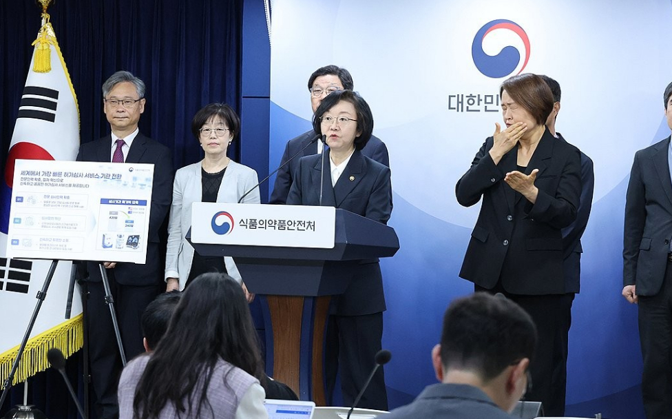 오유경 식품의약품안전처장이 26일 오후 서울 종로구 정부서울청사에서 의료제품 허가심사 혁신 방안을 발표하고 있다. 2026.05.26 [사진=연합뉴스]