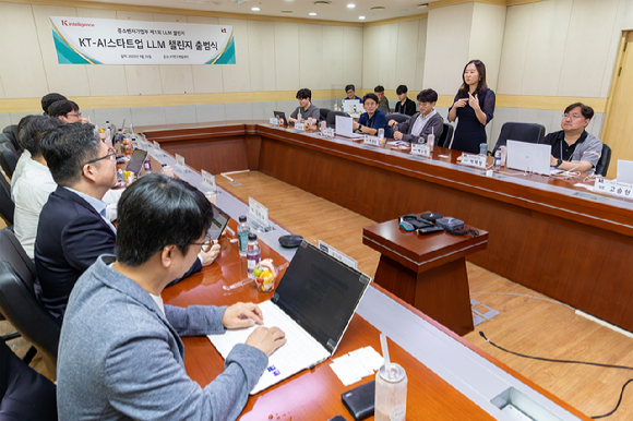 배순민 KT 기술혁신부문 AI 퓨처Lab장(상무)이 AI 스타트업 LLM 챌린지 출범식에서 발언하고 있는 모습. [사진=KT]