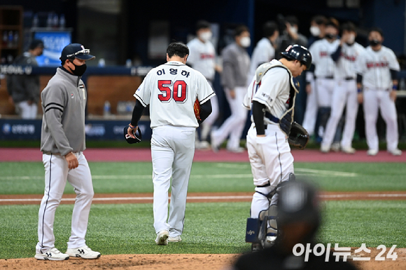 17일 서울 고척스카이돔에서 '2021 신한은행 SOL KBO리그' KT 위즈와 두산 베어스의 한국시리즈 3차전이 진행됐다. 두산 이영하가 7회초 무사 KT 배정대-박경수에게 연속 볼넷을 허용한 후 교체되고 있다. [사진=김성진 기자]