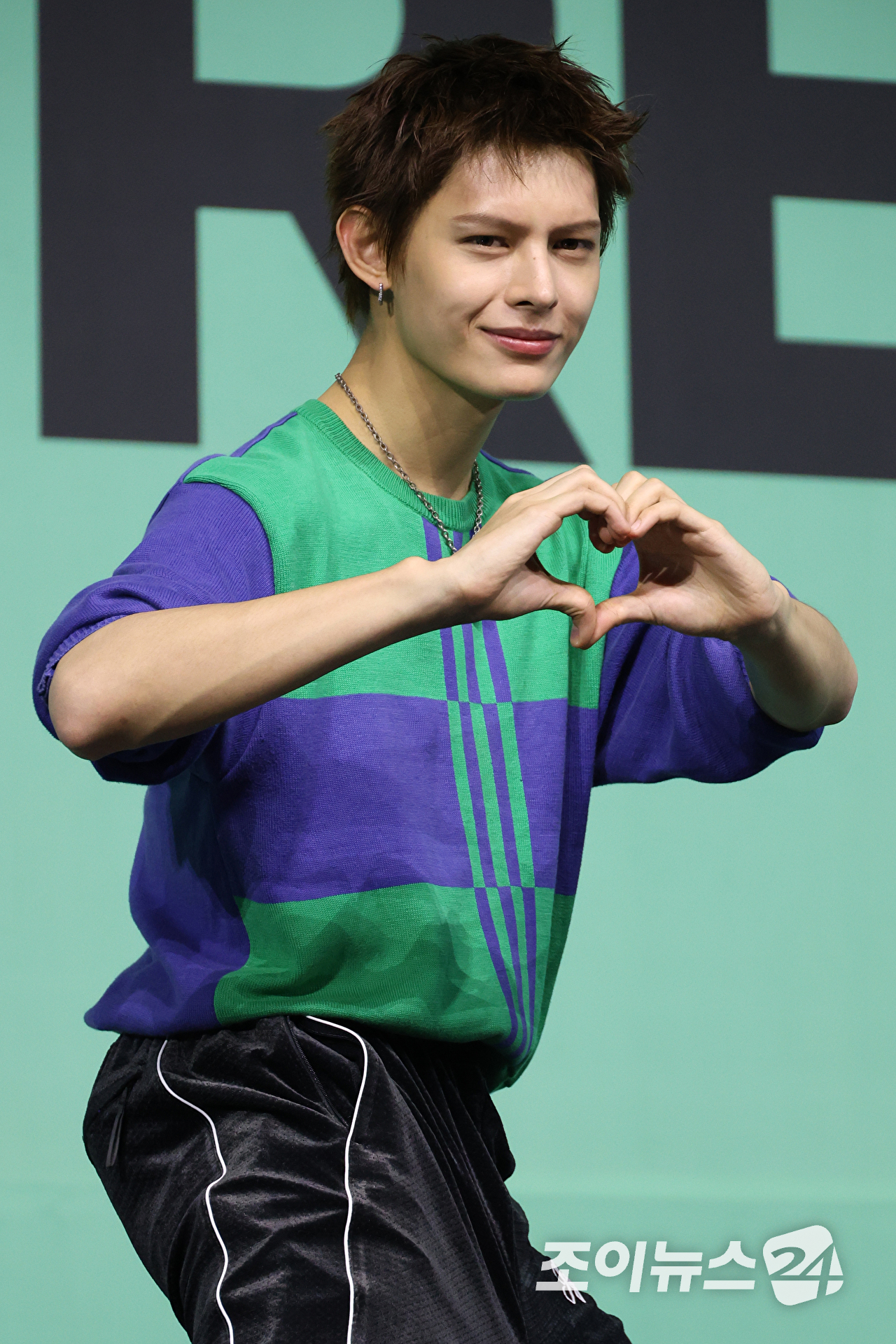 그룹 코르티스 제임스가 20일 오후 서울 광진구 광장동 예스24라이브홀에서 열린 미니 2집 '그린그린(GREENGREEN)' 발매 기념 쇼케이스에 참석해 포즈를 취하고 있다. [사진=문수지 기자]