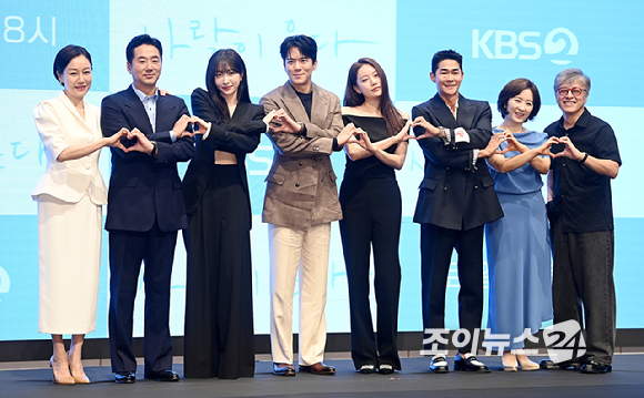 배우 하석진, 안희연이 22일 오후 서울 구로구 신도림 디큐브시티 더세인트에서 열린 KBS2 주말드라마 '사랑이 온다' 제작발표회에서 포토타임을 갖고 있다. [사진=곽영래 기자]