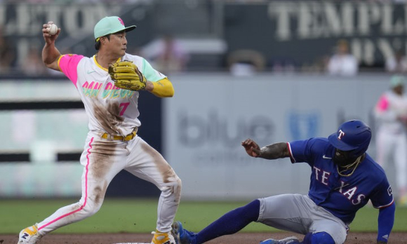 MLB 샌디에이고에서 뛰고 있는 김하성(왼쪽)이 29일(한국시간) 열린 텍사스와 홈 경기 수비 도중 1루로 송구하고 있다. [사진=뉴시스]