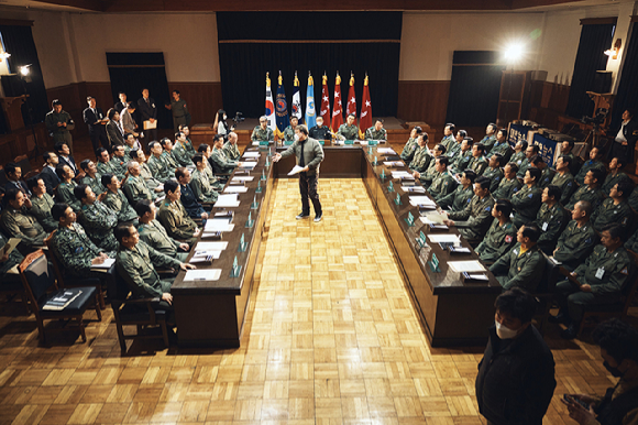 김성수 감독이 영화 '서울의 봄' 촬영 현장에서 배우들과 상의하고 있다. [사진=플러스엠 엔터테인먼트]