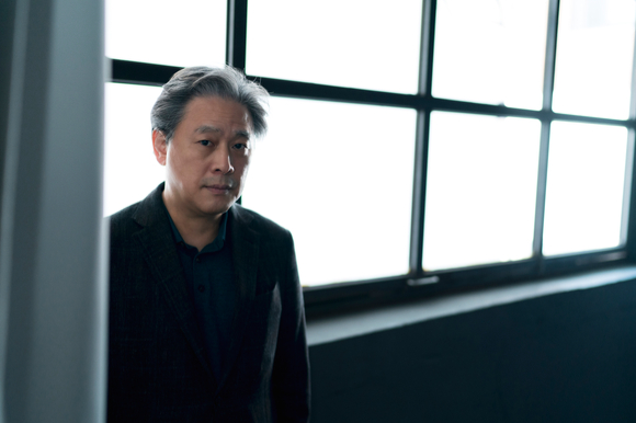 박찬욱 감독이 영화 '헤어질 결심' 인터뷰에 앞서 포즈를 취하고 있다. [사진=CJ ENM]
