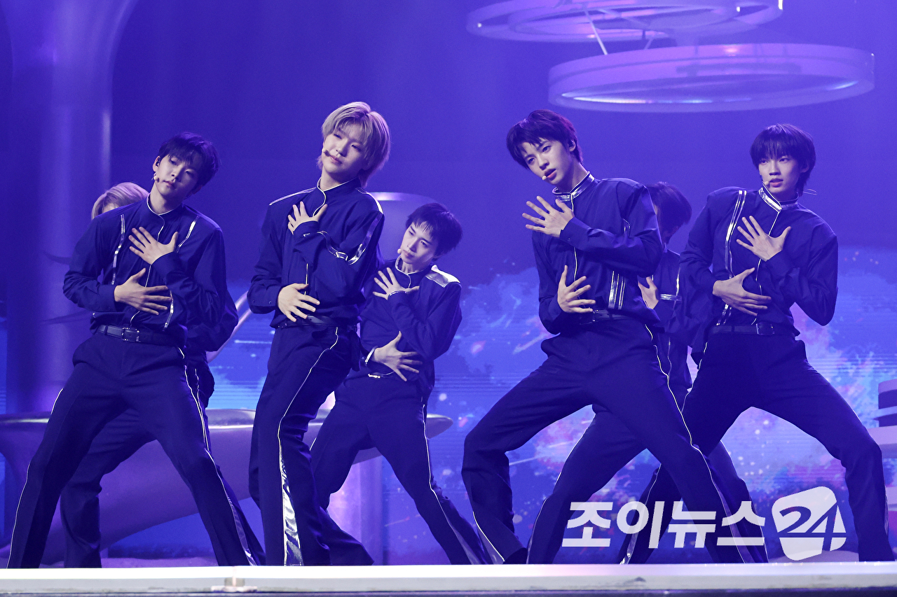 그룹 A2O 소울이 12일 오후 경기도 고양시 일산 킨텍스에서 진행된 A2O 소울(A2O SOUL)&middot;A2O 라이트(A2O LITE)의 데뷔쇼 '웰컴 투 소울라이트 프롬 A2O 소울 A2O 라이트(WELCOME TO SOULITE From A2O SOUL A2O LITE)' 행사에 참석해 열띤 무대를 펼치고 있다. [사진=문수지 기자]