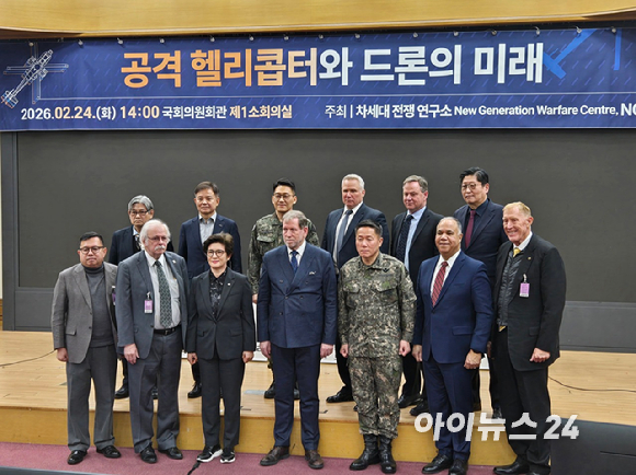 김형권 한남대학교 교수가 24일 국회에서 진행된 '공격 헬리콥터와 드론의 미래' 토론회에 참석하고 있다. [사진=최란 기자]