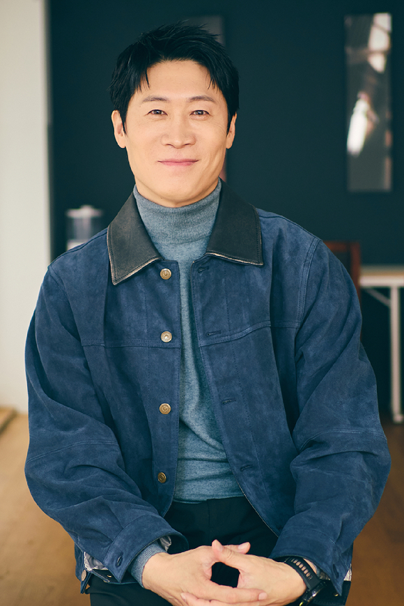 배우 진선규가 쿠팡플레이, 지니 TV 오리지널 시리즈 'UDT: 우리 동네 특공대' 인터뷰에 앞서 포즈를 취하고 있다. [사진=쿠팡플레이, 지니 TV 오리지널 시리즈]