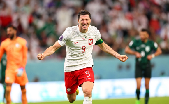 폴란드의 레반도프스키가 26일(한국시간) 카타르 알라이얀의 에듀케이션 시티 스타디움에서 열린 2022 국제축구연맹(FIFA) 카타르 월드컵 조별리그 C조 2차전 사우디아라비아와 경기에서 후반 37분 득점을 기록하고 기뻐하고 있다. [사진=뉴시스]