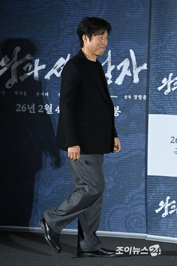 배우 유해진이 19일 오전 서울 용산구 CGV용산아이파크몰점에서 열린 영화 '왕과 사는 남자'(감독 장항준) 제작보고회에 참석해 포즈를 취하고 있다. [사진=문수지 기자]