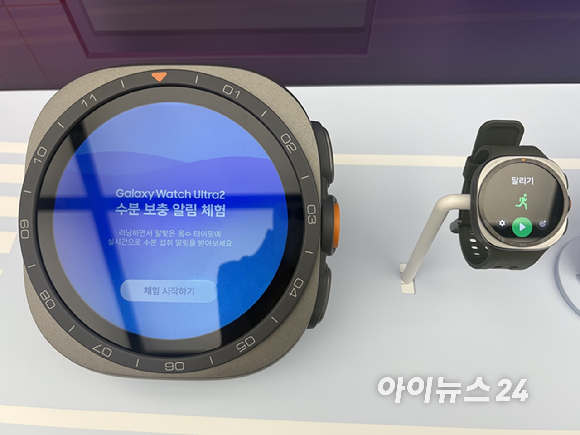 갤럭시 Z 폴드8 시리즈 사전판매 첫날인 28일 서울 서초구 삼성 강남 오픈 전 방문객들이 줄을 서 있다. [사진=권서아 기자]