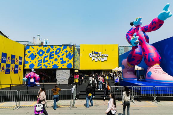 LTM 아트 페스타를 즐기는 고객의 모습. [사진=롯데백화점]