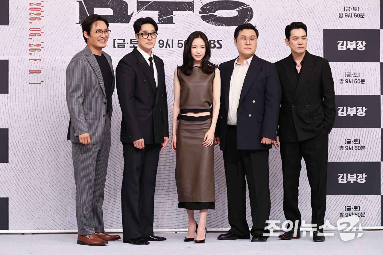 배우 최대훈, 소지섭, 손나은, 윤경호, 주상욱이 25일 오후 서울 양천구 목동 SBS에서 진행된 SBS 새 금토드라마 '김부장' 제작발표회에 참석해 포즈를 취하고 있다. [사진=문수지 기자]