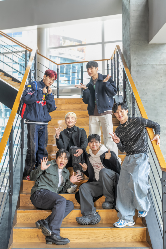 댄스 크루 원밀리언이 7일 서울 마포구 상암동 CJ ENM 사옥에서 진행된 인터뷰에서 포즈를 취하고 있다. [사진=Mnet]