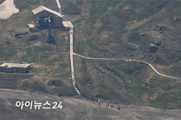 지난 11일 백두산(2,744m) 천지의 북한령인 동파지역에 북한군이 모여있다. 문재인 전 대통령과 김정은 북한 국무위원장은 지난 2018년 9월 20일 이 곳을 함께 방문했다. [사진=곽영래 기자]